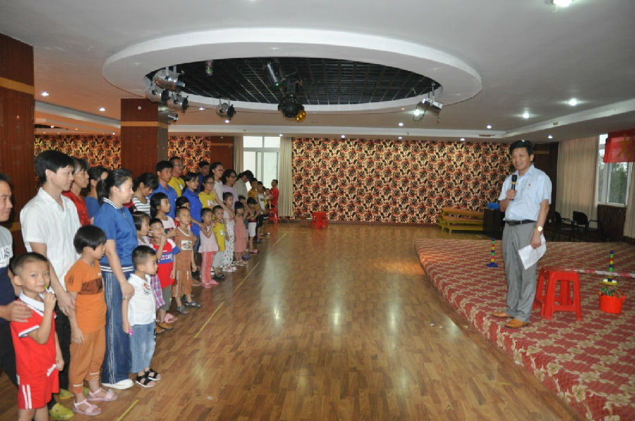 大手牽小手，攜手銀億向前走